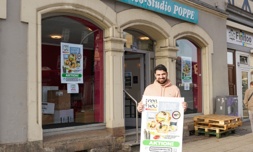 Hassan Fritscher, Geschäftsführer des Franchise-Unternehmens "Sushi for you" ist aus Berlin angereist, um die Eröffnung in Wolfenbüttel zu begleiten.