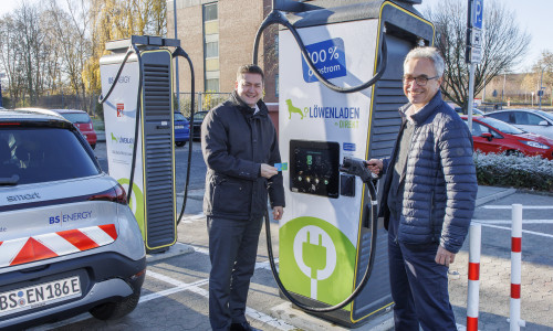 Oberbürgermeister Dr. Thorsten Kornblum und Dr. Volker Lang, Vorstandsmitglied von BS  Energy bei den neuen Hyperchargern.