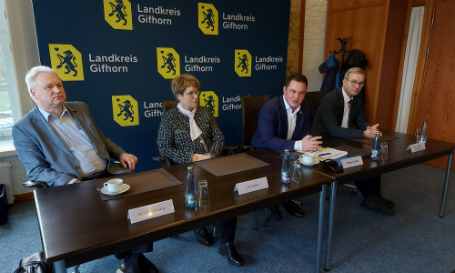  Landrat Philipp Raulfs (Zweiter von rechts) während der Pressekonferenz anlässlich seines Amtsantritts.