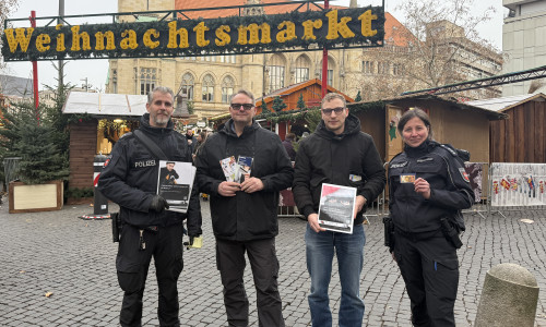 Johannes Schrödl (li.), Heinz-Werner Laue (2. v. li.), ein Auszubildender der Polizei und Julia Mispelhorn.