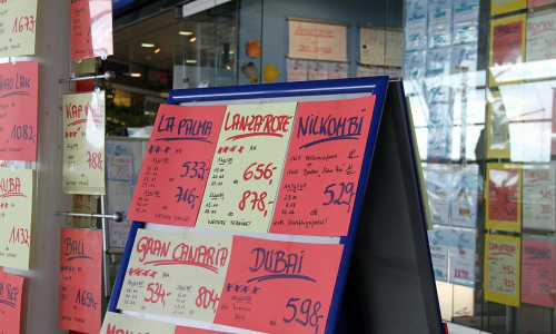 Urlaubsangebote im Reisebüro (Archiv)