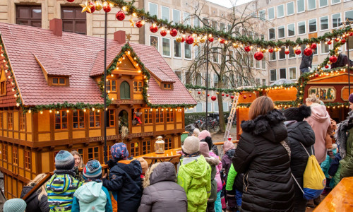 Kostenloses Programm und Betreuung für Kinder: Auf dem Braunschweiger Weihnachtsmarkt gibt es in diesem Jahr wieder die Weihnachtswerkstatt, Puppentheater und den Wunschzettel-Briefkasten.