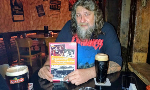 Autor Marc Halupczok in der Barnaby´s Blues Bar. Dessen kürzlich verstorbenem Wirt Peter Loris ist das Buch gewidmet.