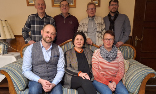 Sitzend v. li.: Malte Schneider, Christine M. Kaiser, Melanie Wohld; (stehend v. li.) Hans-Joachim Scherenhorst, Dieter Beer, Klaus-Dieter Grund, Marcel Muschalle. 