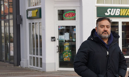 Inhaber Mahbod Habibi vor dem Geschäft in Wolfenbüttel. Archivbild