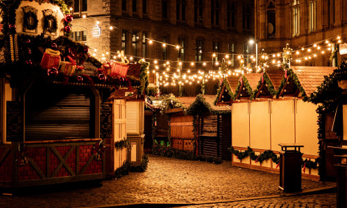 Die Ruhe vor dem Trubel: Der Braunschweiger Weihnachtsmarkt am Morgen vor der Eröffnung.