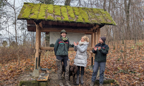 Es braucht einfach eine engagierte Försterin, die sich der Sache annimmt“, lobt Marcel Möller (re.), Betriebsleiter der Stadtforst Goslar, seine Mitarbeiterin Paula Machunze (li.) als Projektverantwortliche des Walderlebnispfades. Für das sehenswerte Ergebnis erntete sie von den Gästen und Oberbürgermeisterin Urte Schwerdtner (Mitte) viel Applaus.