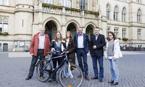 Die Stadt Braunschweig und die Sponsoren Volkswagen Financial Services und Fahrrad Hahne gratulieren der Gewinnerin persönlich (v.l.n.r.): Stadtbaurat Heinz-Georg Leuer, Paula Lins (Gewinnerin des Pedelecs), Tessa Katholing (Fahrrad Hahne), Oliver Klopp (Volkswagen Financial Services Braunschweig), Burkhard Wiegel, Christine Frenzel (Fachbereich Tiefbau und Verkehr der Stadt Braunschweig).