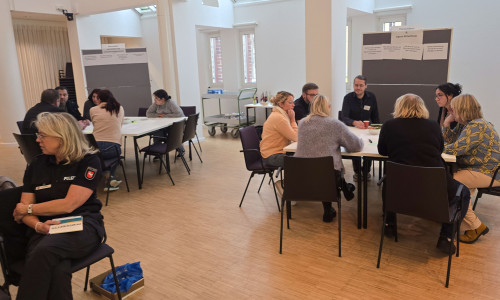 An vier Stationen diskutieren die Teilnehmer über verschiedene Themen rund um Migration, Bildung und Teilhabe.