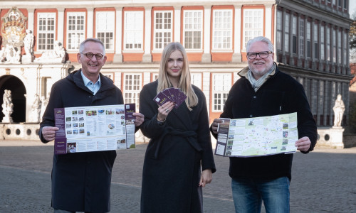 Dirk Neumann, Alina Neumann und Björn Reckewell präsentieren die neue Z -Card. 