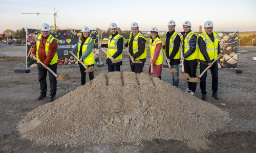 Wolfgang Pramann (EDEKA Minden-Hannover/Expansion), Josephine Stein (WMG Wirtschaftsförderung), Dennis Weilmann (Oberbürgermeister Wolfsburg), Philipp Kasten (Ortsbürgermeister Barnstorf-Nordsteimke), Katharina Terberger (Geschäftsführerin EDEKA Minden-Hannover), Stefan Kleimann (Geschäftsführer GU Schulte), Henning Knoll (GU Schulte) und Michael Schmidt (Geschäftsführer Hartmann Architektur) bei ersten Spatenstich am gestrigen Donnerstag. 