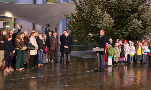 Bildtermin bei der Übergabe des Weihnachtsbaumes für das Bundeskanzleramt am 28.11.2025