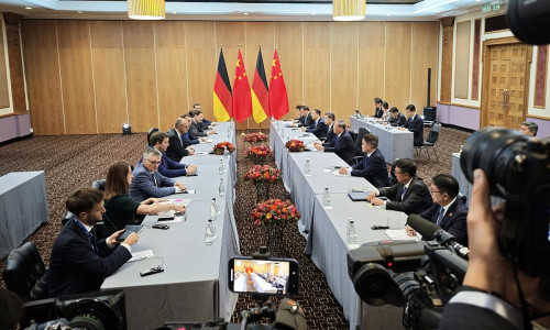 Friedrich Merz bei einem bilateralen Treffen mit Li Qiang am 23.11.2025