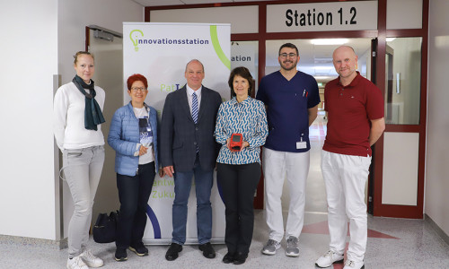 Pflegedirektorin Wenke Lubosch, Dörthe Weddige-Degenhard, Vorsitzende des Fördervereins, Olaf Ruczkowski, Heike Ruczkowski, Philipp Sonar, Leiter Innovationsstation, und Dr. Tobias Jüttner, Ärztlicher Direktor (v. li.). 