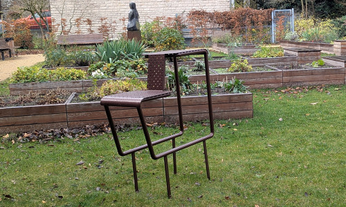 Im Frühjahr werden die vier Stuhlbeine fest einbetoniert.