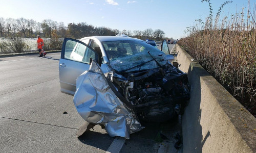 Der Pkw des 19jährigen Unfallfahrers erlitt einen wirtschaftlichen Totalschaden (Archiv)
