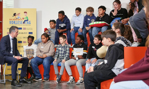 Thorsten Frei liest aus einem Kinderbuch am 21.11.2025