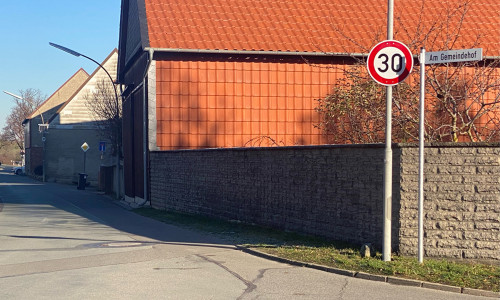 Für die Sicherheit von Fußgängerinnen und Fußgängern sowie Radfahrenden: In der Westerbergstraße in Lochtum gilt künftig Tempo 30.