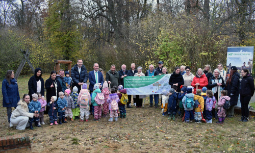  Spatenstich für einen neuen Spielplatz in Steterburg: Die Beteiligten und Bürgerinnen und Bürger aus dem Quartier freuen sich. 