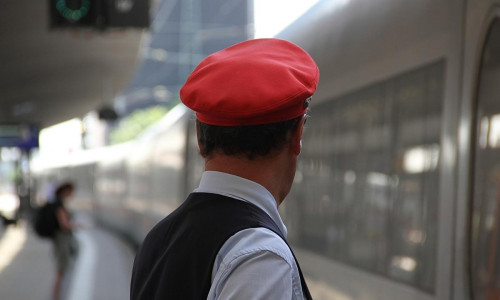 Zugschaffner am Bahnsteig (Archiv)