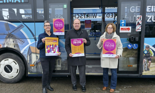 Claudia Windolf, Assistenz der KVG-Betriebsleitung Helmstedt; Gerhard Radeck, Landrat Landkreis Helmstedt; Sonja Klein, Gleichstellungsbeauftragte Landkreis Helmstedt