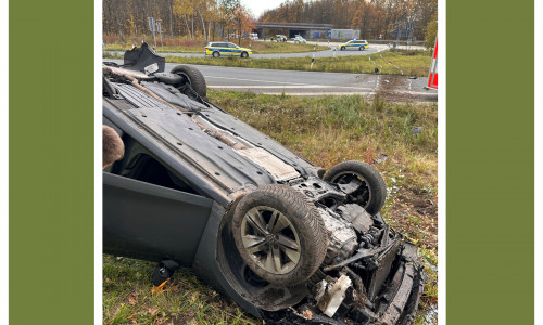 Der verunfallte Golf an der Ausfahrt Derneburg.