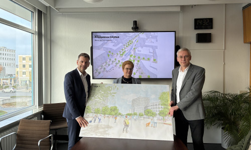 Oberbürgermeister Dennis Weilmann (links) präsentierte gemeinsam mit Ulrike Thumann (Stv. Leiterin Geschäftsbereich Straßenbau und Projektkoordination) und Kai-Uwe Hirschheide (Erster Stadtrat und Stadtbaurat) die Planung für die Neugestaltung des ZOB.