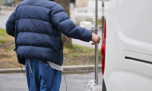 Patient mit Infusionsständer (Archiv)