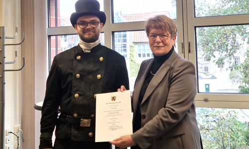 Nils Orzesek und Kreisrätin Ute Spieler. 