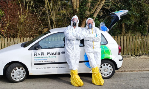 Jörg Pauls mit einem Kollegen vor dem Einsatz am Tatort.