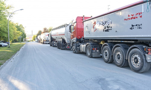 Die Friedrich-Ebert-Straße wird von vielen LKW als Parkplatz genutzt.