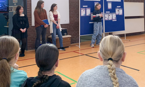 Die Schülerinnen des Gymnasiums während des Projekts.