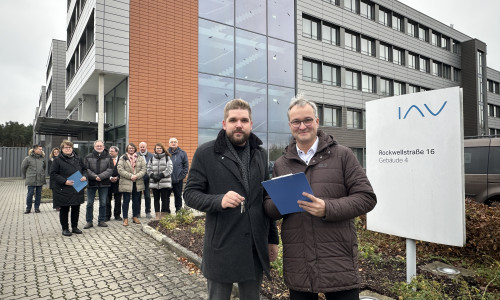 Dominik Meyer zu Schlochtern, Erster Kreisrat des Landkreises Gifhorn (rechts), und Sebastian Lietz, Teamleitung Facility-Management IAV Gifhorn, bei der Schlüsselübergabe. 