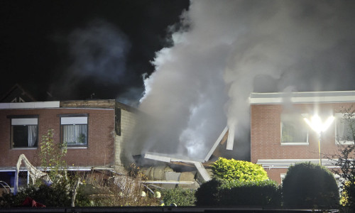 Dichter Rauch steigt über dem Gebäude auf. Das Reihenhaus ist völlig in sich zusammengestürzt.