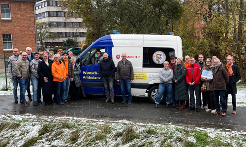 Unterstützende der Johanniter-Wunsch-Ambulanz und Vertreter der Johanniter bei der Vorstellung des Fahrzeugs. 1. von rechts im Bild ist Volker Machura, der 6. von rechts ist Johanniter-Regionalvorstand Dirk Gähle und die 4. Person von links ist Dienststellenleiterin Samantha Brinkwirth.  