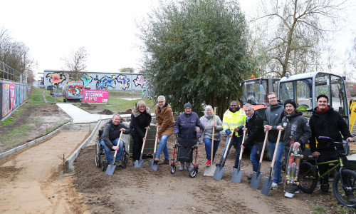 Spatenstich für den barrierearmen Zugang zum Trashpark. 