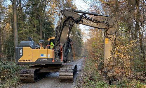 Mit diesem Bagger wurden insgesamt sieben neue Wasserstellen geschaffen.