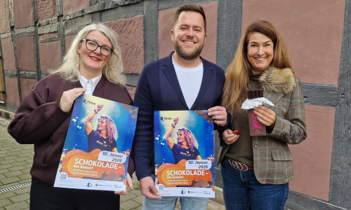 Freuen sich auf „Schokolade – das Konzert“ im Peiner Forum: Bettina Wilts, Betriebs- und Theaterleiterin des Kulturrings Peine (v.l.), Robert Rausch, Geschäftsführer der Schokoladenfabrik Rausch in Peine und Anja Barlen-Herbig, Geschäftsführerin von Peine Marketing. 