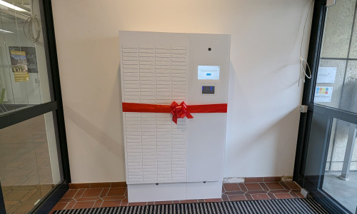  Die Dokumentenausgabebox steht im Eingangsbereich der Stadtverwaltung in der Charley-Jacob-Str. 3. Reisepässe und Personalausweise können jetzt rund um die Uhr abgeholt werden.