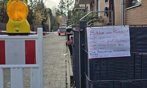 "Die Bewohner brauchen Ruhe" - mit einem Zettel bitten die Anwohner auf Schaulust und Fotos zu verzichten.