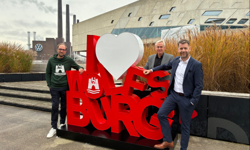  Enthüllten den neuen Fotopoint am phaeno (v.r.n.l.): Oberbürgermeister Dennis Weilmann, Kai-Uwe Hirschheide (Erster Stadtrat und Stadtbaurat) und Jens Hofschröer (Dezernent für Digitales und Wirtschaft, WMG-Geschäftsführer). 