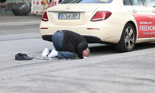 Muslimischer Taxifahrer auf dem Gebetsteppich (Archiv)