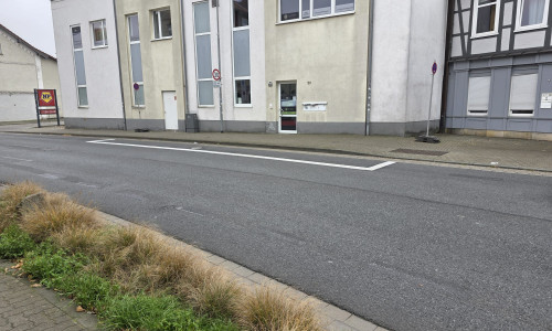 Auf der Dr.-Heinrich-Jasper-Straße wurden neue Markierungen aufgebracht. 