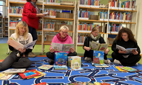 In der Stadtbibliothek wird schon eifrig nach Kinderbüchern gestöbert, aus denen am Vorlesetag am 21. November vorgelesen wird. 