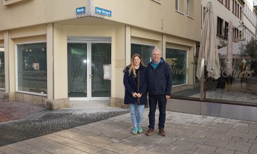 Betreiber Lisa und Peter Schittko vor dem Eckladen, in den die Erweiterung des l’Oliveto einziehen wird.