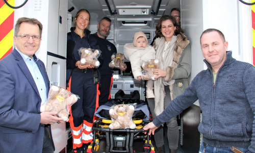 Erster Kreisrat Torsten Wendt (links) und der stellvertretende Leiter des Rettungsdienstes Sören Fricke (rechts) freuen sich mit Notärztin Isabell Schulze (hinten links) und Team über die von Galina Behn (hinten rechts) gesponsorten Teddys.