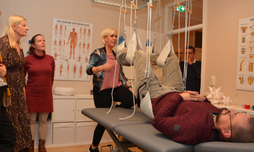 Einfach mal hängen lassen: Kathrin Döhrmann (Mitte) erläuterte mit einem schwebenden "Versuchskaninchen" die Hebelwirkungen am Schlingentisch. 