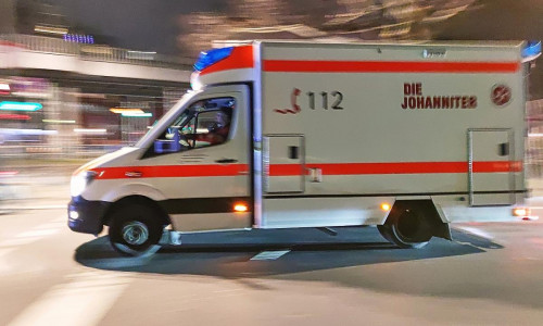 Rettungswagen der Johanniter im Einsatz bei Nacht (Archiv)