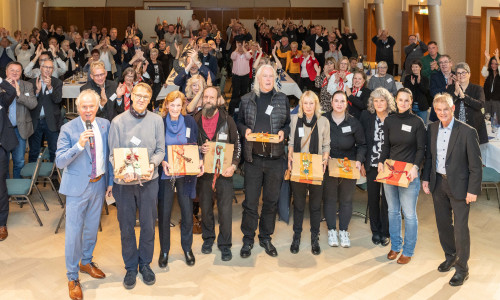 Die Ehrenamtlichen des Arbeitskreises Stadtgeschichte e.V. mit Oberbürgermeister Frank Klingebiel (re.), Annette Schudrowitz (Geschäftsführung Bäder, Sport und Freizeit Salzgitter GmbH) und Clemens Löcke, der als Moderator durch die Veranstaltung führte.