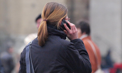 Frau mit Telefon (Archiv)